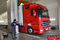 Abspritzen mit Hochdruckreiniger - VoPa LKW Waschanlage Paderborn